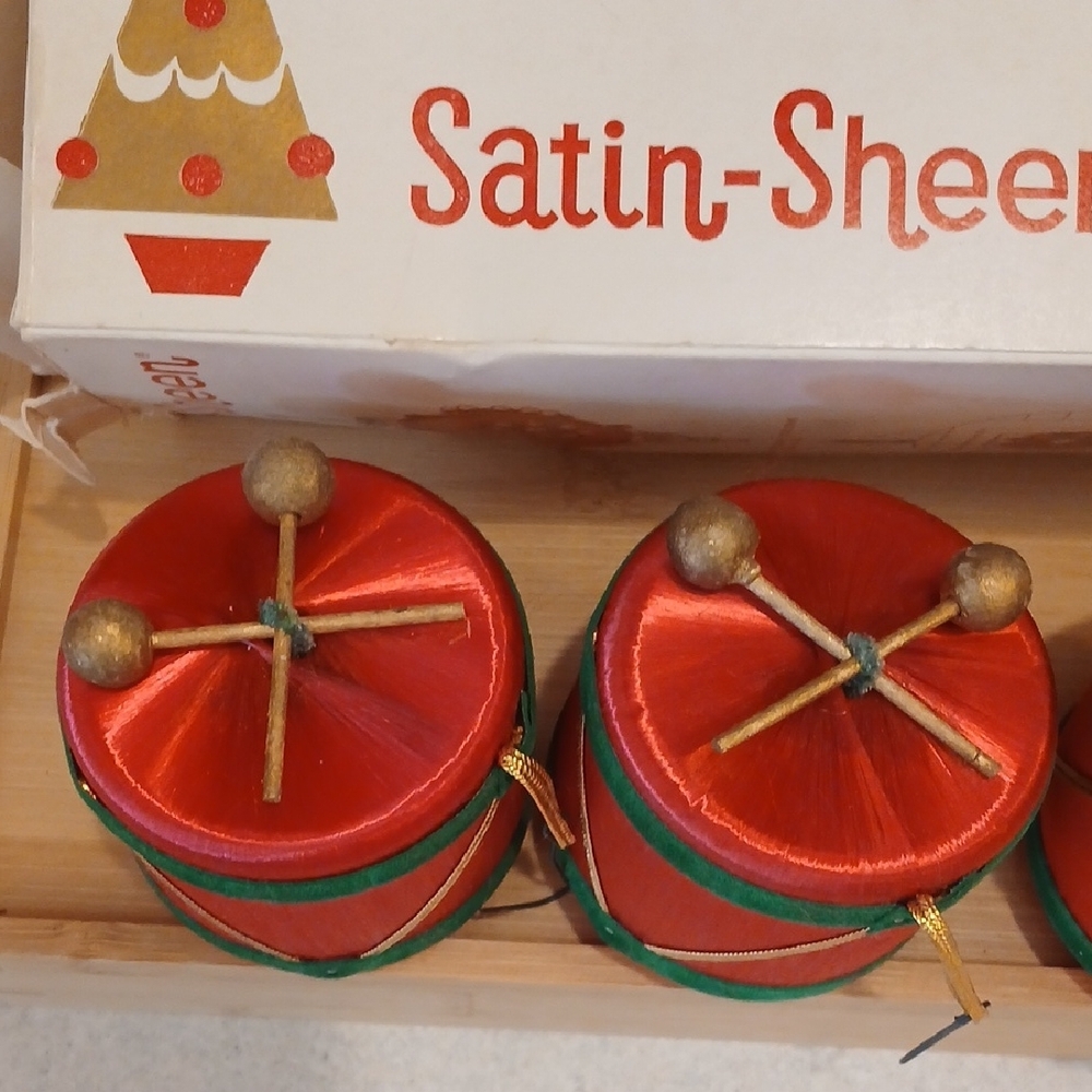 Vintage Christmas Drum Ornaments - Picture 4 of 15